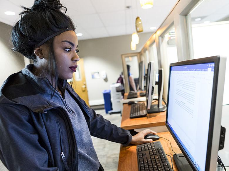 女学生在计算机站工作